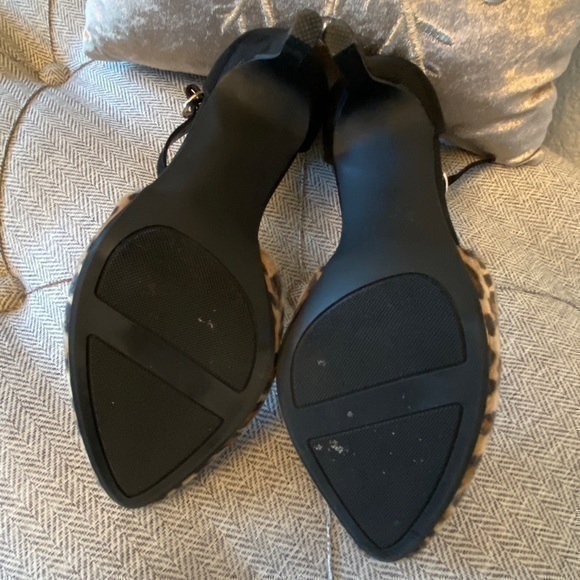 Like new🖤🖤Animal Print Heels Memory Foam Sole - Picture 10 of 11